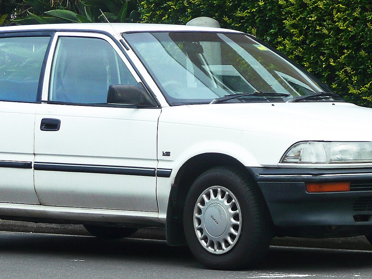 1989 Toyota Corolla (AE92) CS 5-door hatchback (2010-06-21)