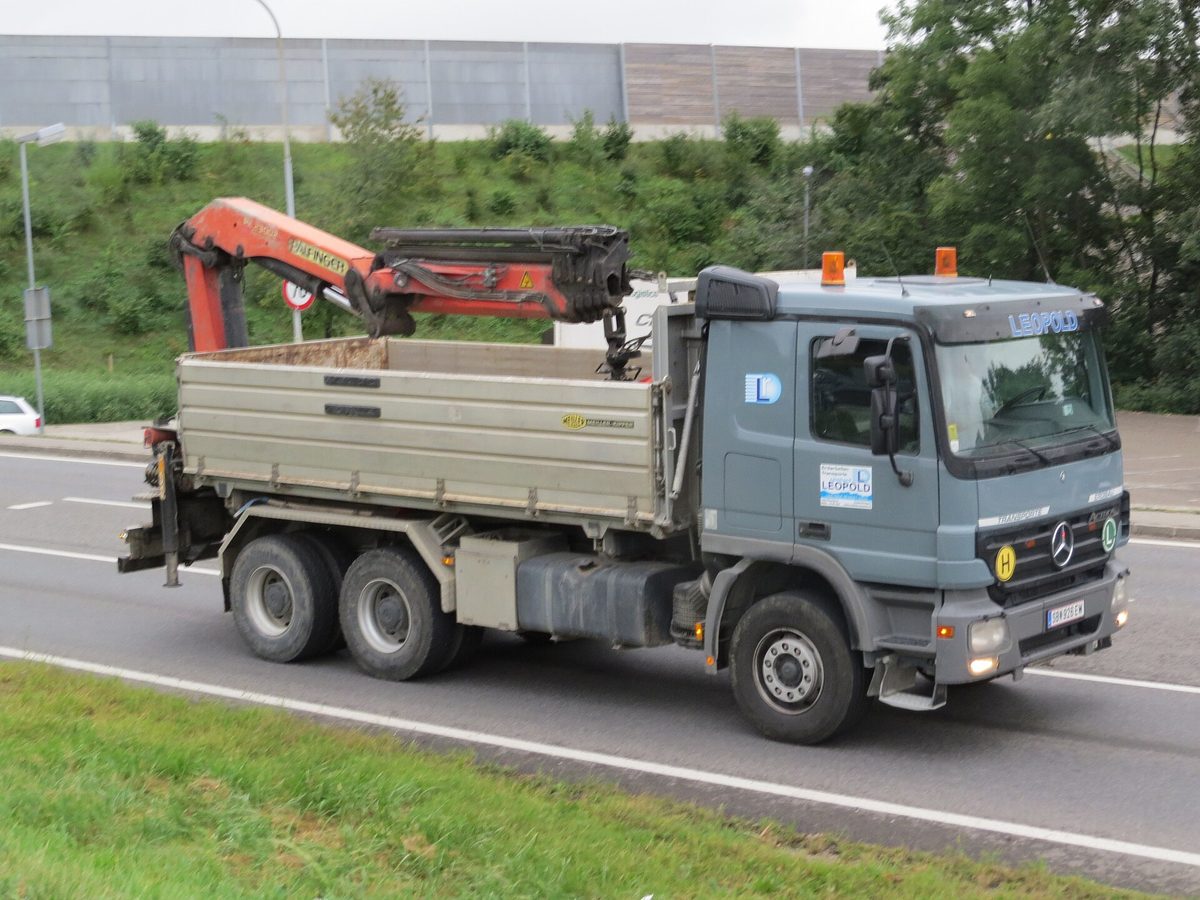 Truck-mounted crane on a flat tray rigid truck