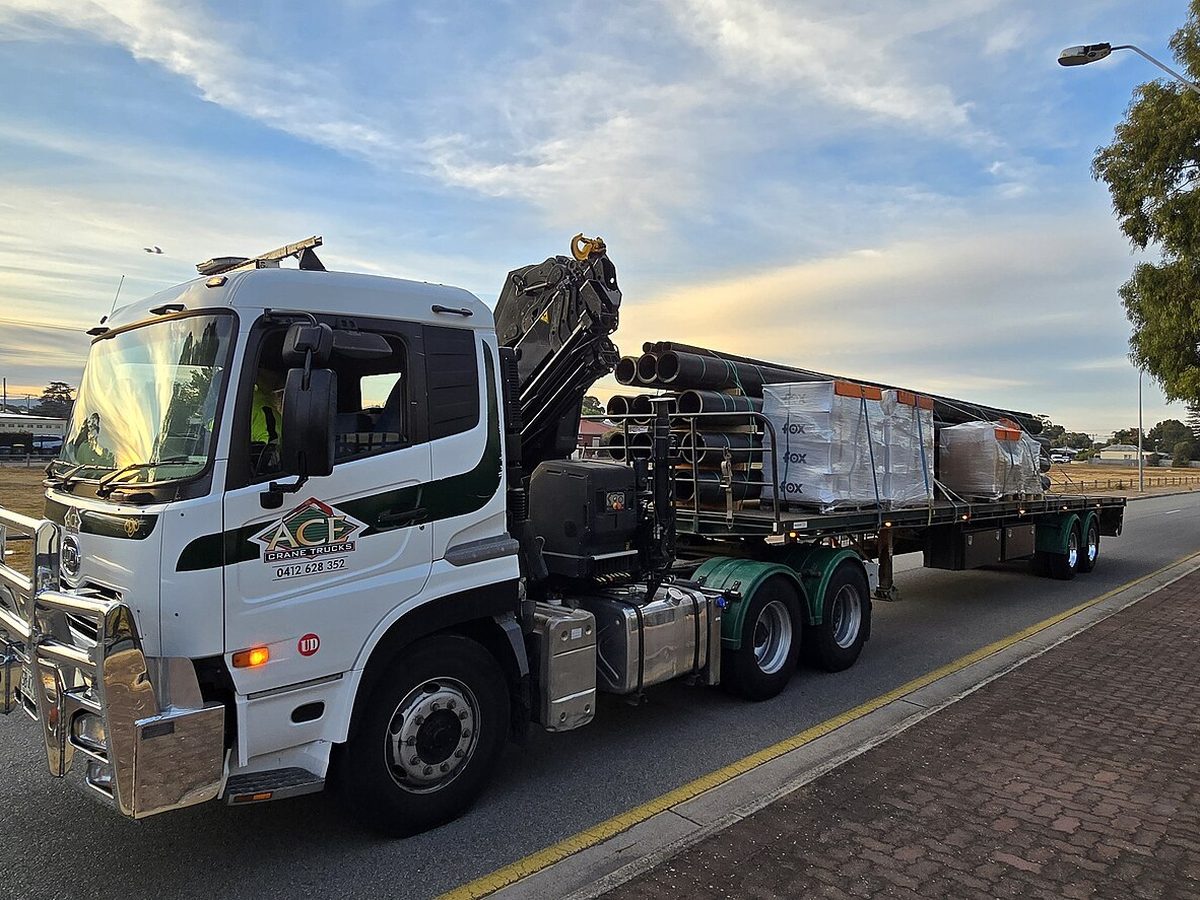 Rigid tray truck fitted with a truck-mounted crane