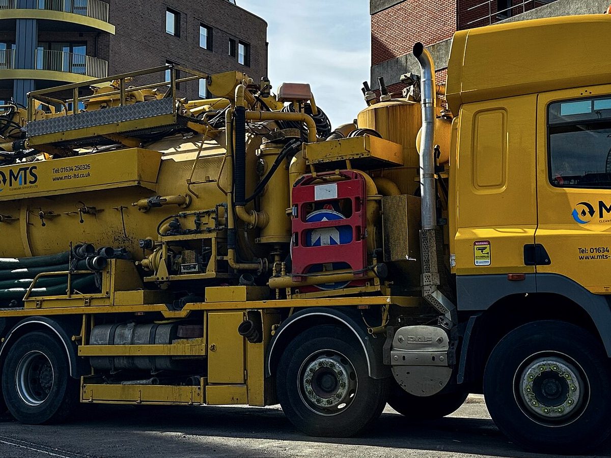 Vacuum excavation truck with boom