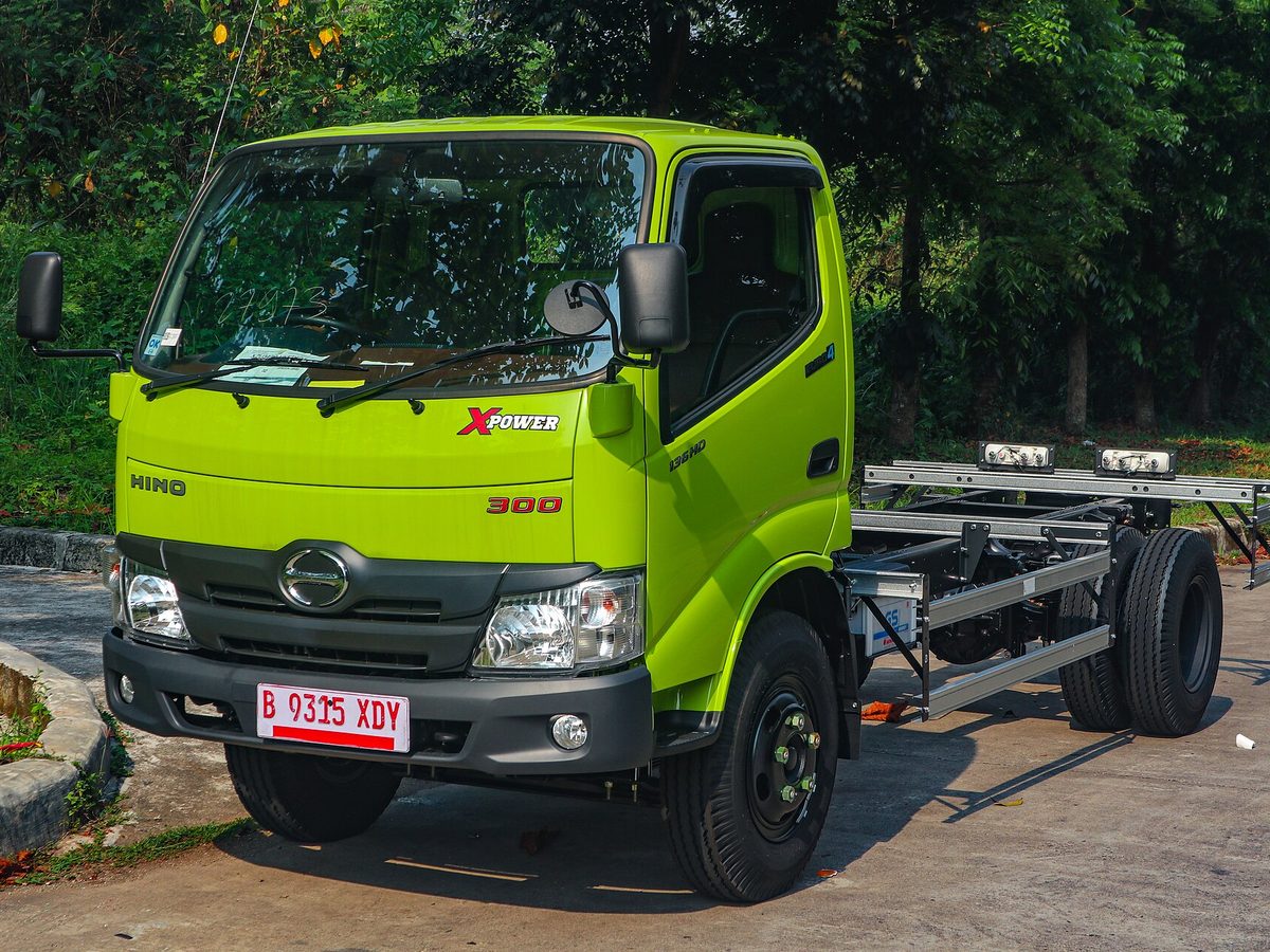 Hino 300 series light truck cab chassis