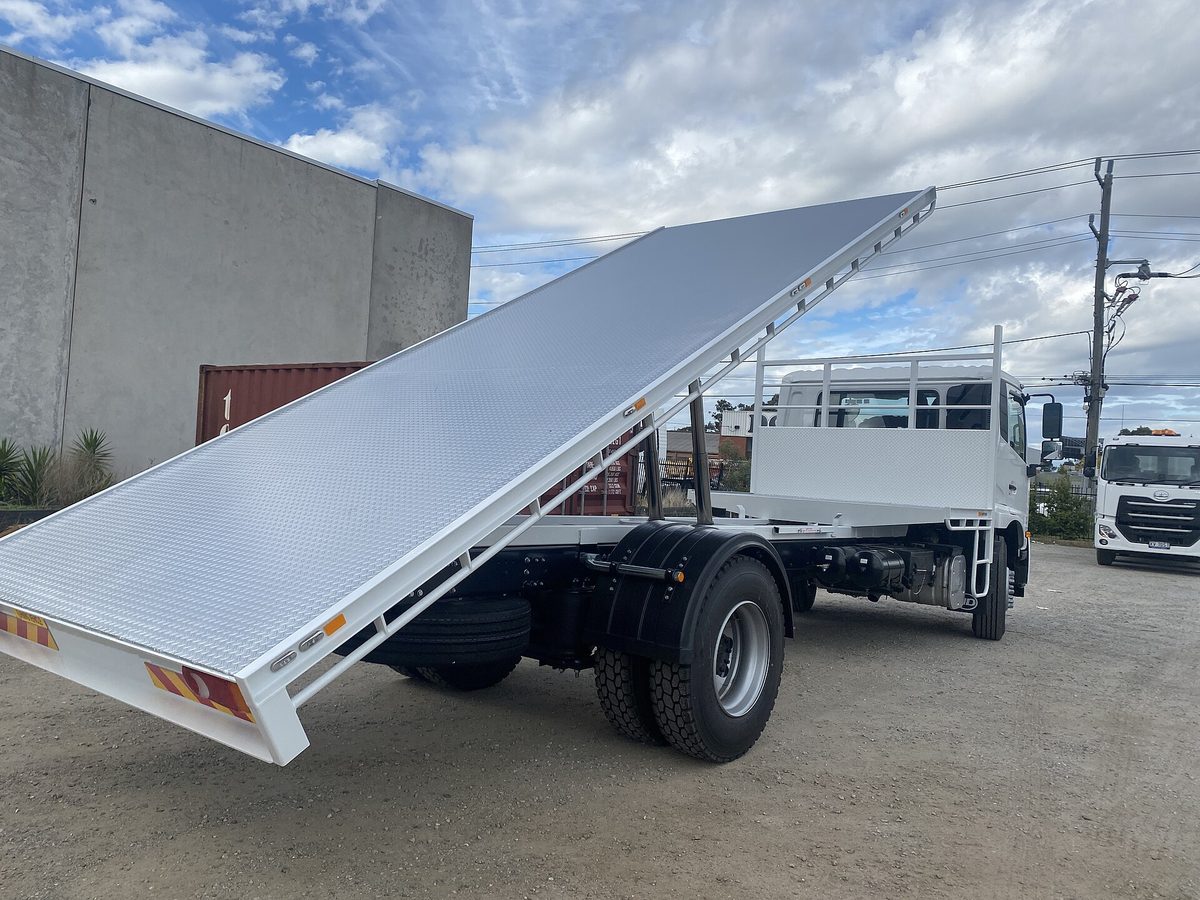 Light truck fitted with an alloy tray body