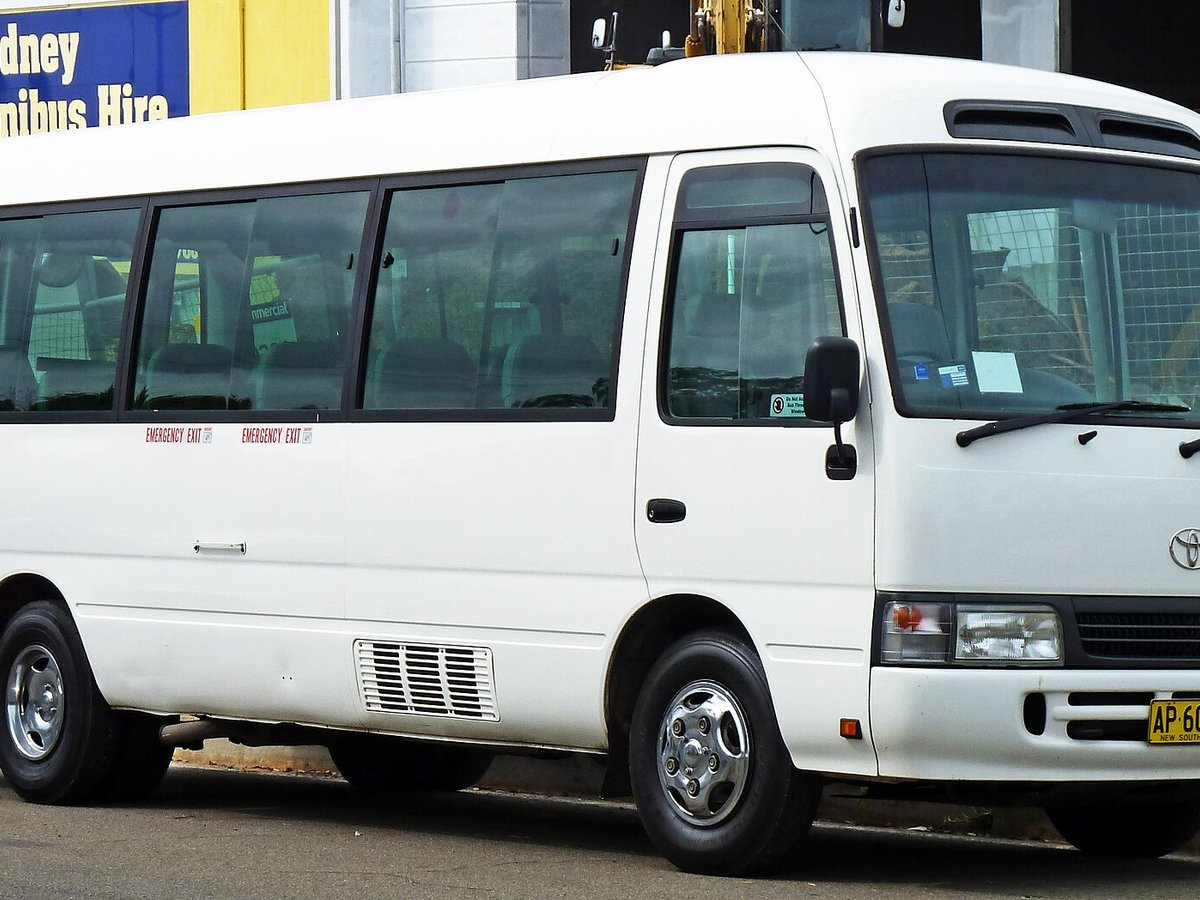 2001-2007 Toyota Coaster bus 01