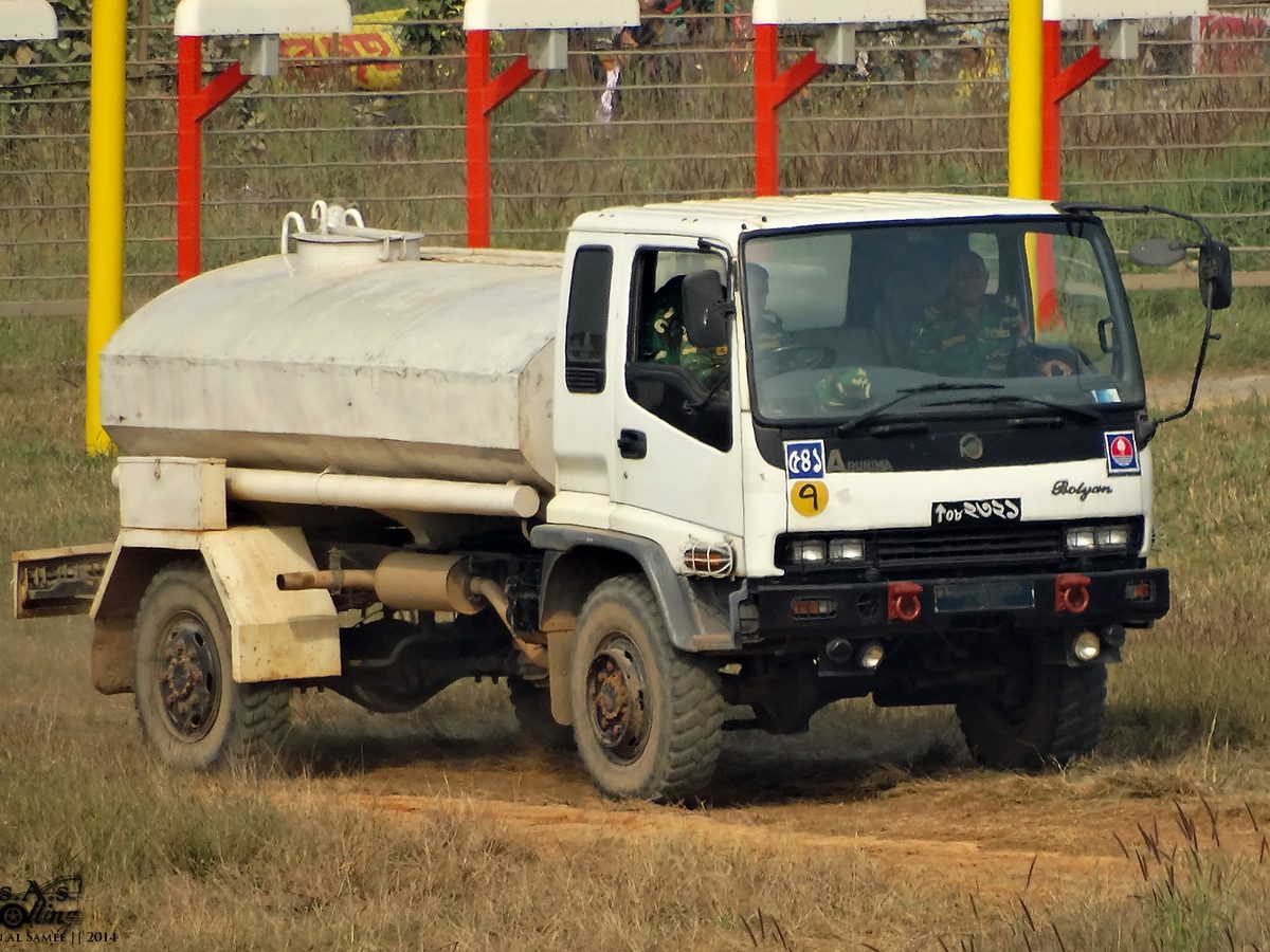 Four-wheel-drive water tanker truck on unsealed ground