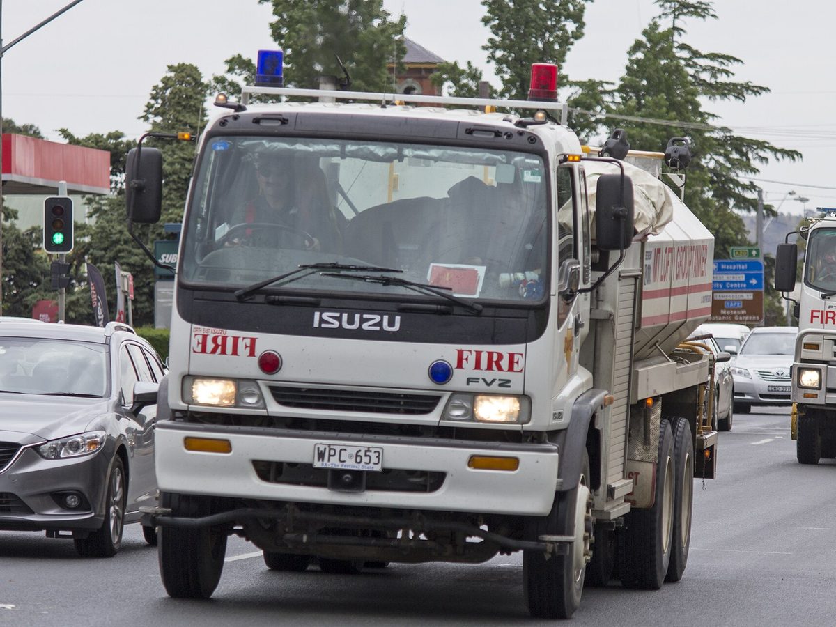 Isuzu rigid water tanker truck